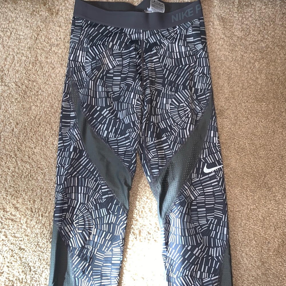 Nike Pro Women’s Cropped Leggings